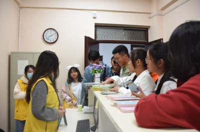 我校组织2020级新生参观体验大学生心理健康教育与指导中心的教育咨询服务